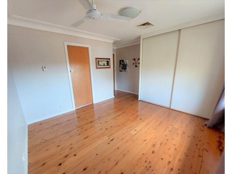 1 Lorraine Avenue, Point Clare NSW 2250