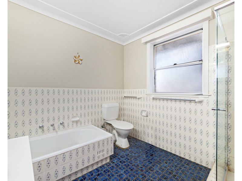 1 Lorraine Avenue, Point Clare NSW 2250