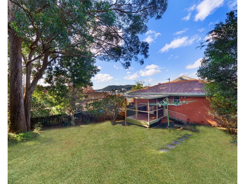 1 Lorraine Avenue, Point Clare NSW 2250