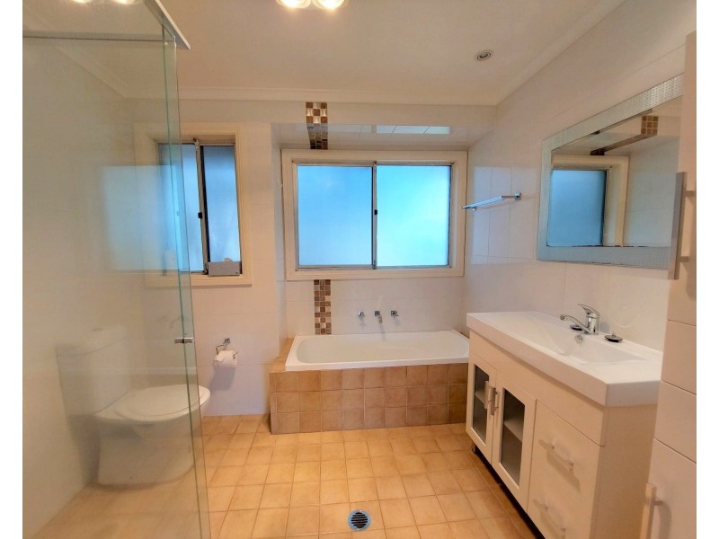 5 Camden Close, Point Clare NSW 2250
