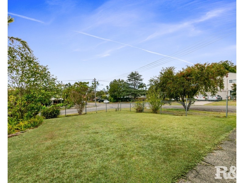 33 Nioka Avenue, Point Clare NSW 2250