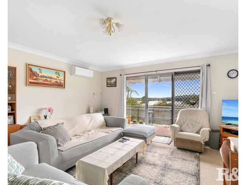 33 Nioka Avenue, Point Clare NSW 2250