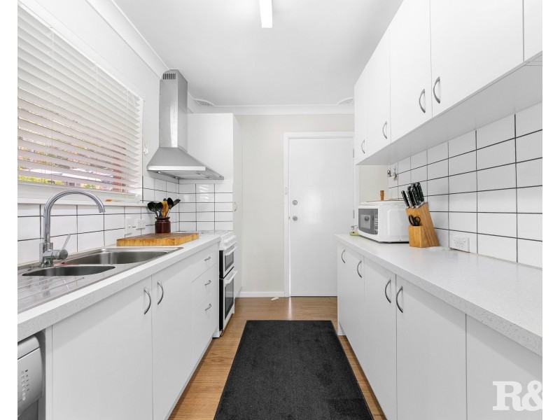 33 Nioka Avenue, Point Clare NSW 2250