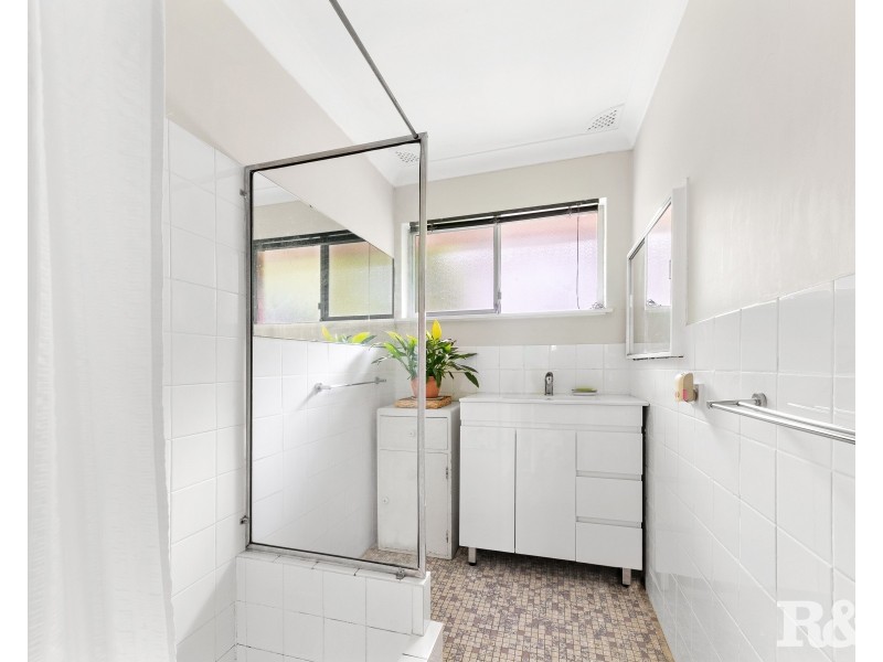 33 Nioka Avenue, Point Clare NSW 2250