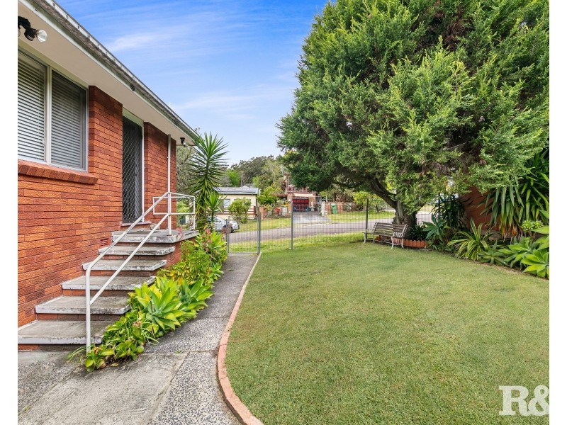 33 Nioka Avenue, Point Clare NSW 2250