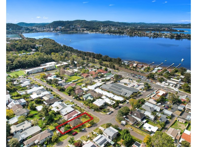 33 Nioka Avenue, Point Clare NSW 2250