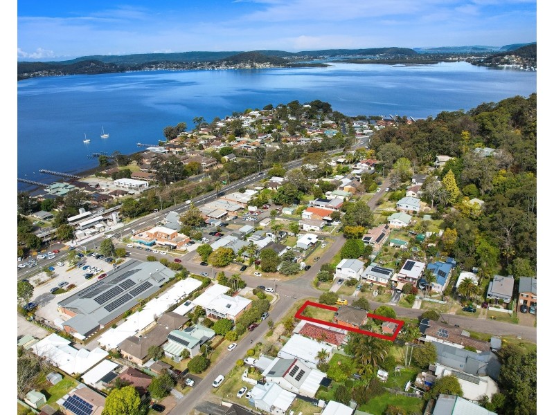 33 Nioka Avenue, Point Clare NSW 2250