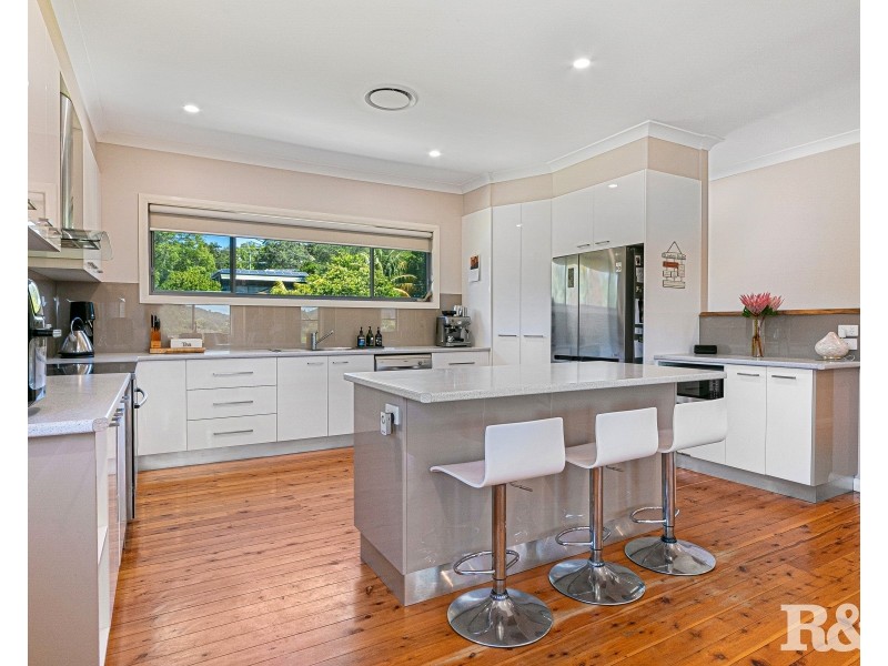 5 Welwyn Grove, Point Clare NSW 2250