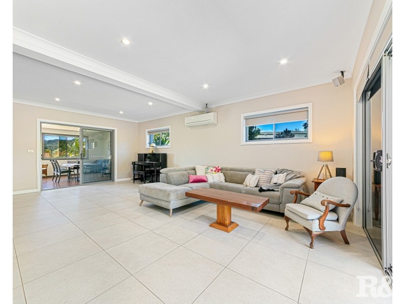 5 Welwyn Grove, Point Clare NSW 2250