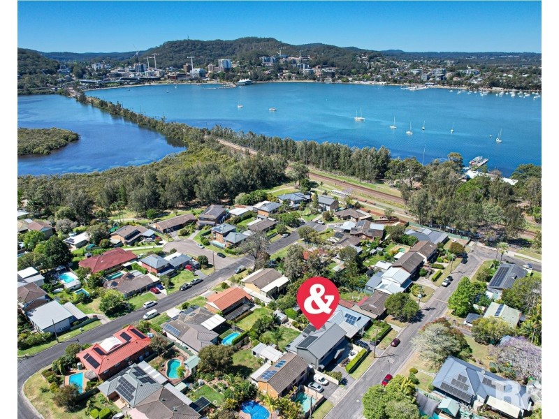 5 Welwyn Grove, Point Clare NSW 2250