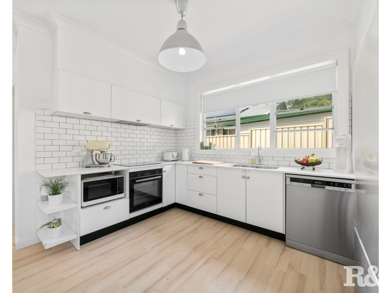 10 Collard Road, Point Clare NSW 2250