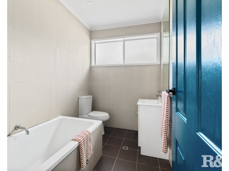 10 Collard Road, Point Clare NSW 2250