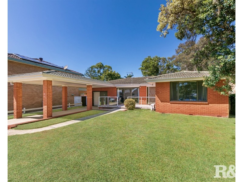 11 Brentwood Avenue, Point Clare NSW 2250