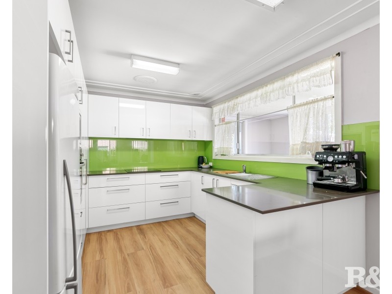 11 Brentwood Avenue, Point Clare NSW 2250