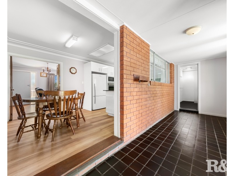 11 Brentwood Avenue, Point Clare NSW 2250