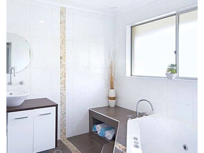 1/2 Brentwood Avenue, Point Clare NSW 2250