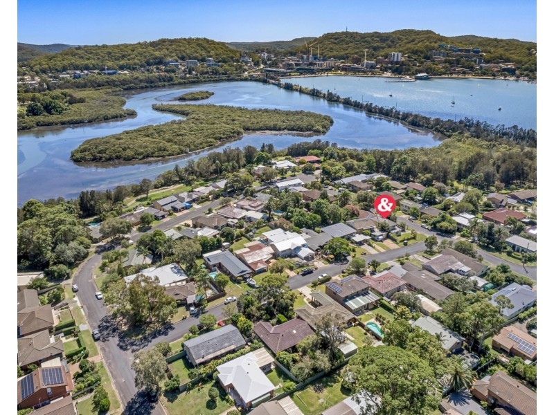 1/2 Brentwood Avenue, Point Clare NSW 2250