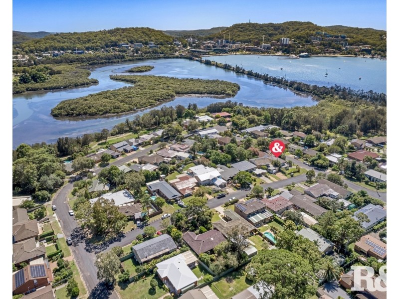 1/2 Brentwood Avenue, Point Clare NSW 2250