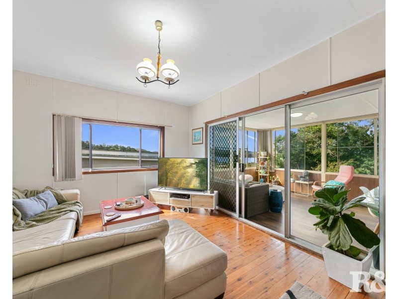 26 Nioka Avenue, Point Clare NSW 2250