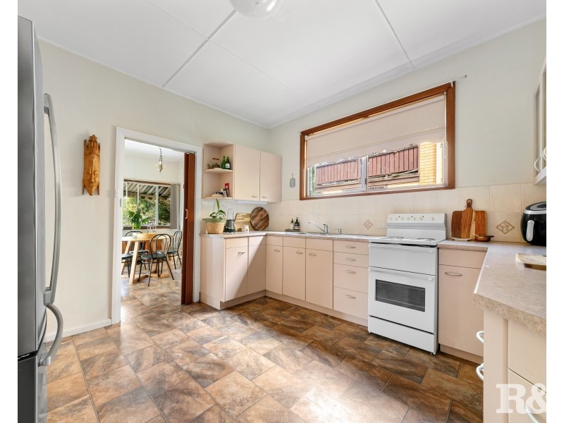 26 Nioka Avenue, Point Clare NSW 2250