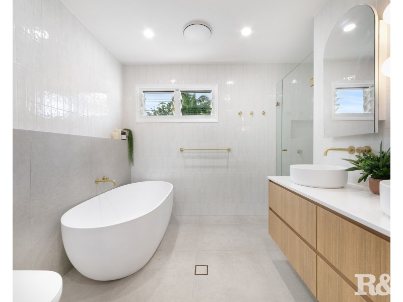 18 Grace Avenue, Point Clare NSW 2250