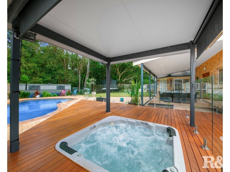 4 Mckellar Close, Point Clare NSW 2250