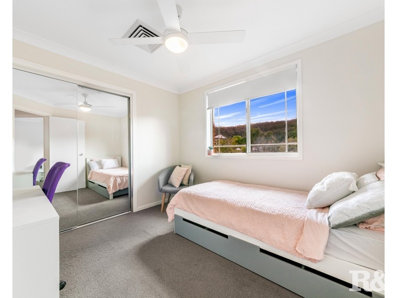 4 Mckellar Close, Point Clare NSW 2250