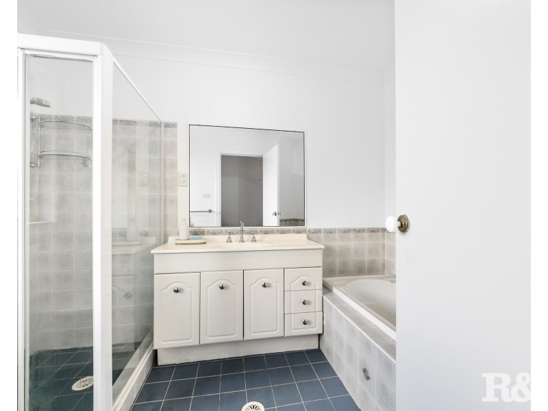 4 Mckellar Close, Point Clare NSW 2250