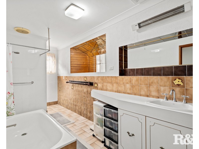 30 Matthews Parade, Point Clare NSW 2250
