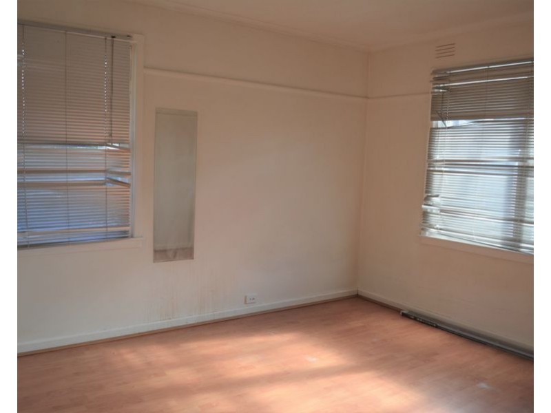 25 LAHA CRESCENT, Preston VIC 3072