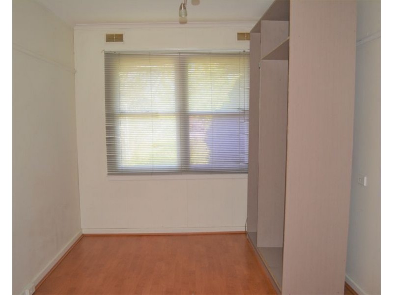 25 LAHA CRESCENT, Preston VIC 3072