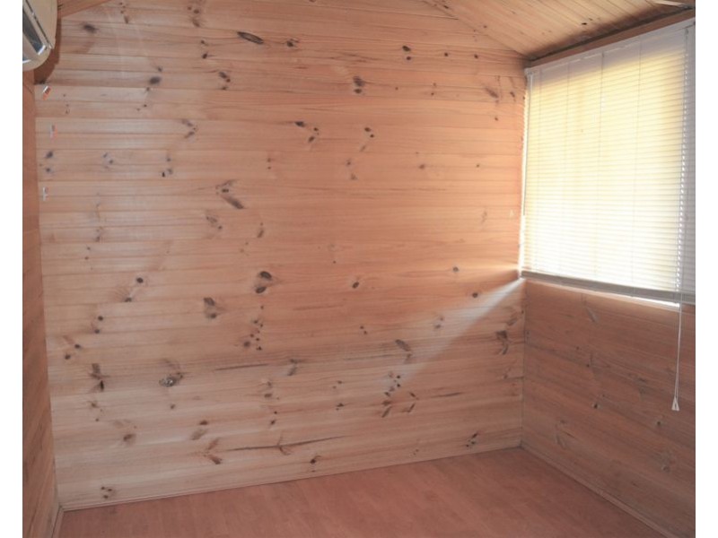 25 LAHA CRESCENT, Preston VIC 3072