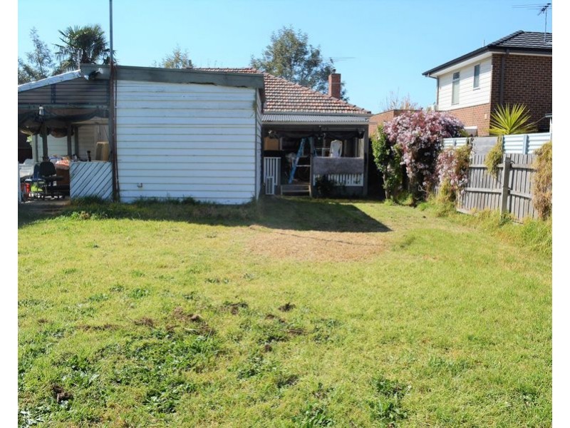 25 LAHA CRESCENT, Preston VIC 3072