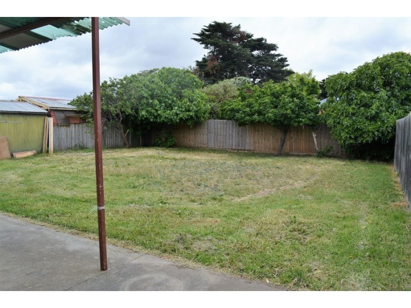 74 East Esplanade, St Albans VIC 3021