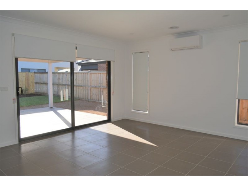 16 Winterberry Rd, Point Cook VIC 3030