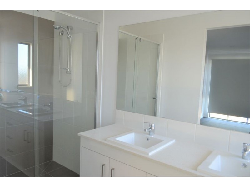 16 Winterberry Rd, Point Cook VIC 3030