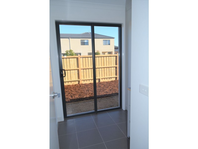16 Winterberry Rd, Point Cook VIC 3030