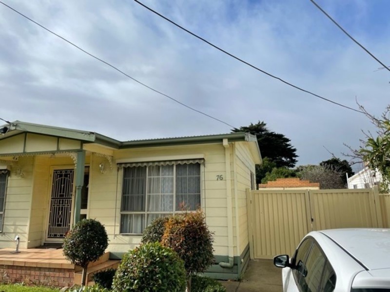 76 East Esplanade, St Albans VIC 3021