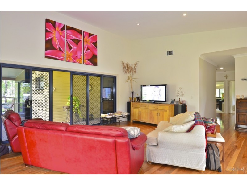 514 Davies Road, Captain Creek QLD 4677