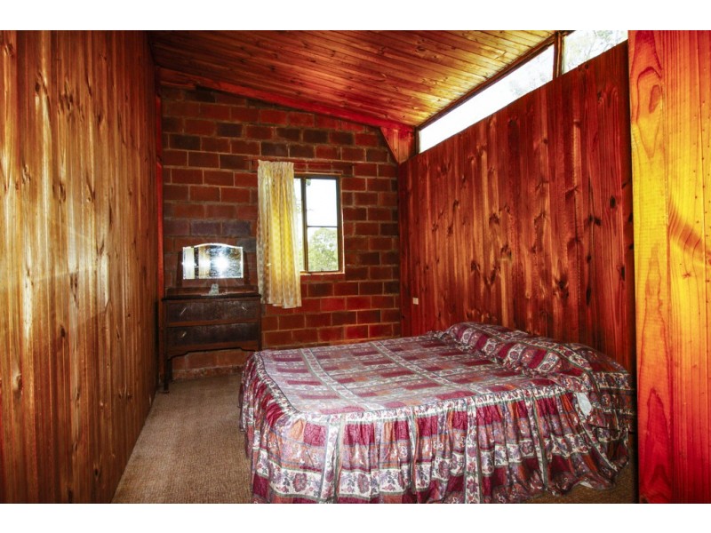 240 Ballantyne Road, Captain Creek QLD 4677