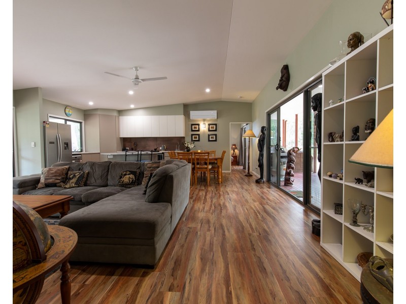 166 Bootmaker Drive, Round Hill QLD 4677