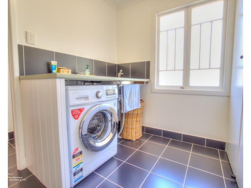 302 Dillon Road, Captain Creek QLD 4677