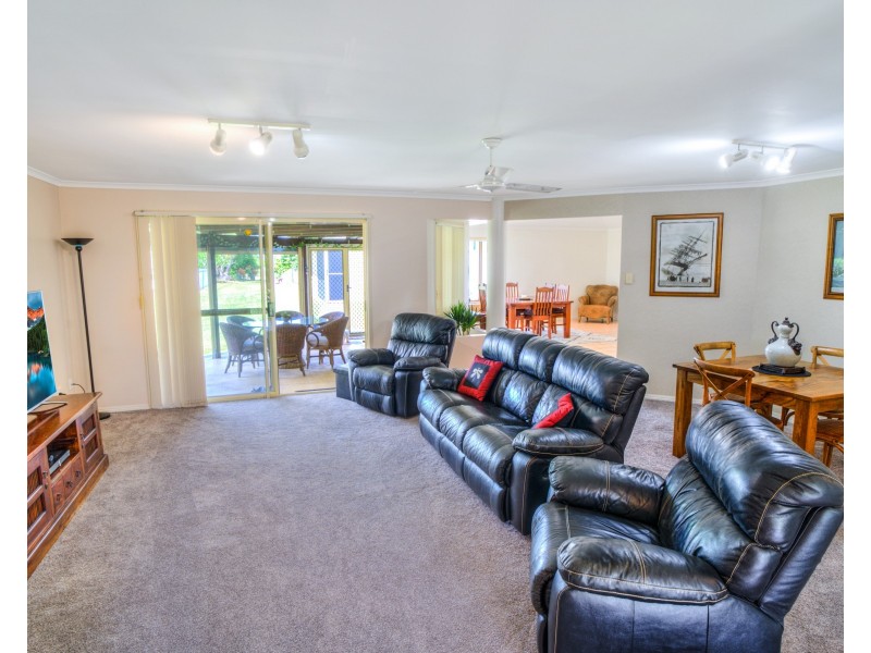 1382 Fingerboard Road, Mount Tom QLD 4677