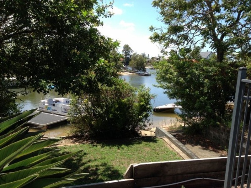 8 Conifer Crescent, Broadbeach Waters QLD 4218