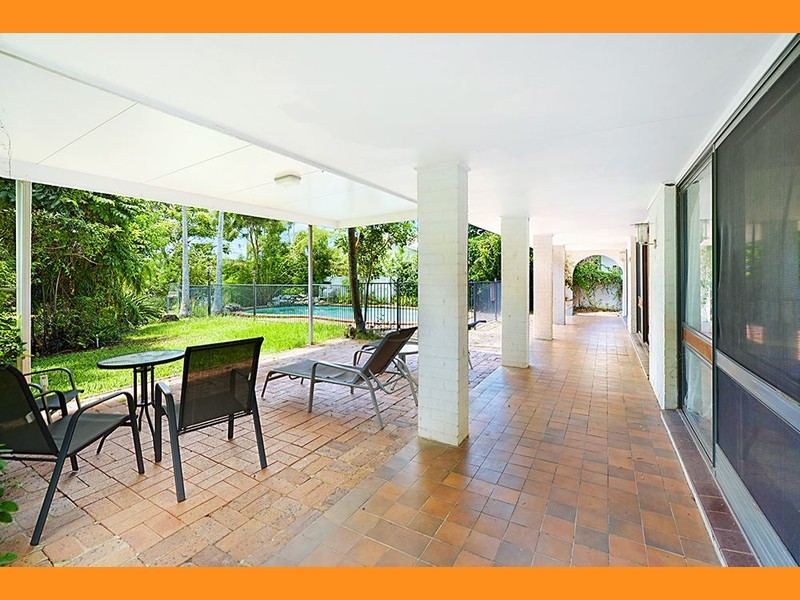 8 Conifer Crescent, Broadbeach Waters QLD 4218