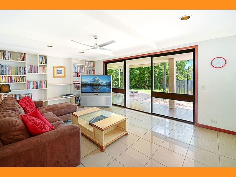 8 Conifer Crescent, Broadbeach Waters QLD 4218