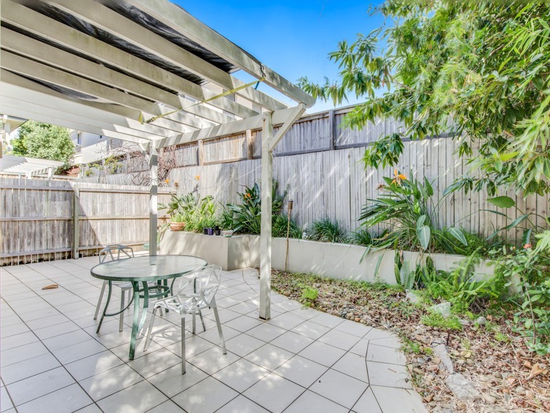 4/9 Government Road, Labrador QLD 4215