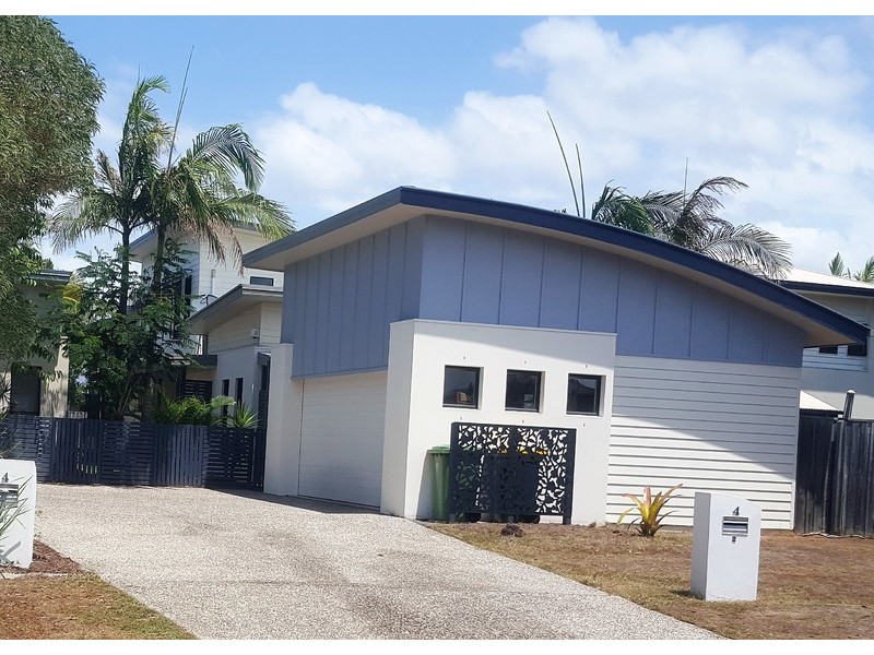 2/4 Deborah Close, Mudjimba QLD 4564