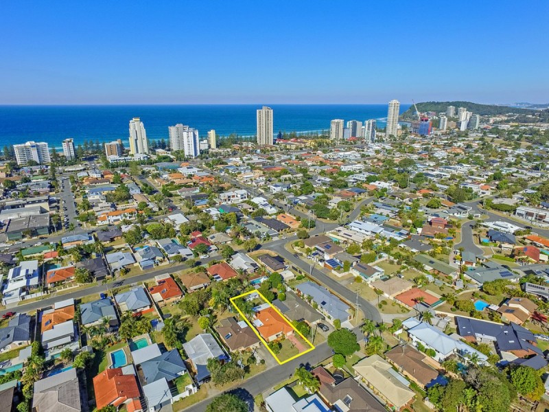 32 Warrina Crescent, Burleigh Waters QLD 4220