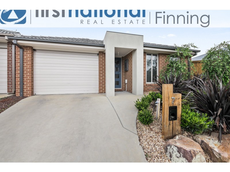 7 Hurdle Street, Clyde North VIC 3978